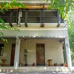 Island Lyfe Adventures Hotel
