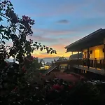 Novie\'S Tourist Inn