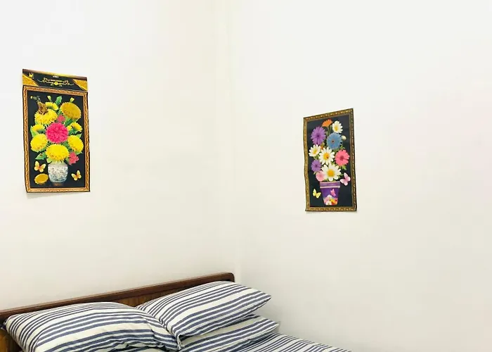 Queen\'S Room Rental 2