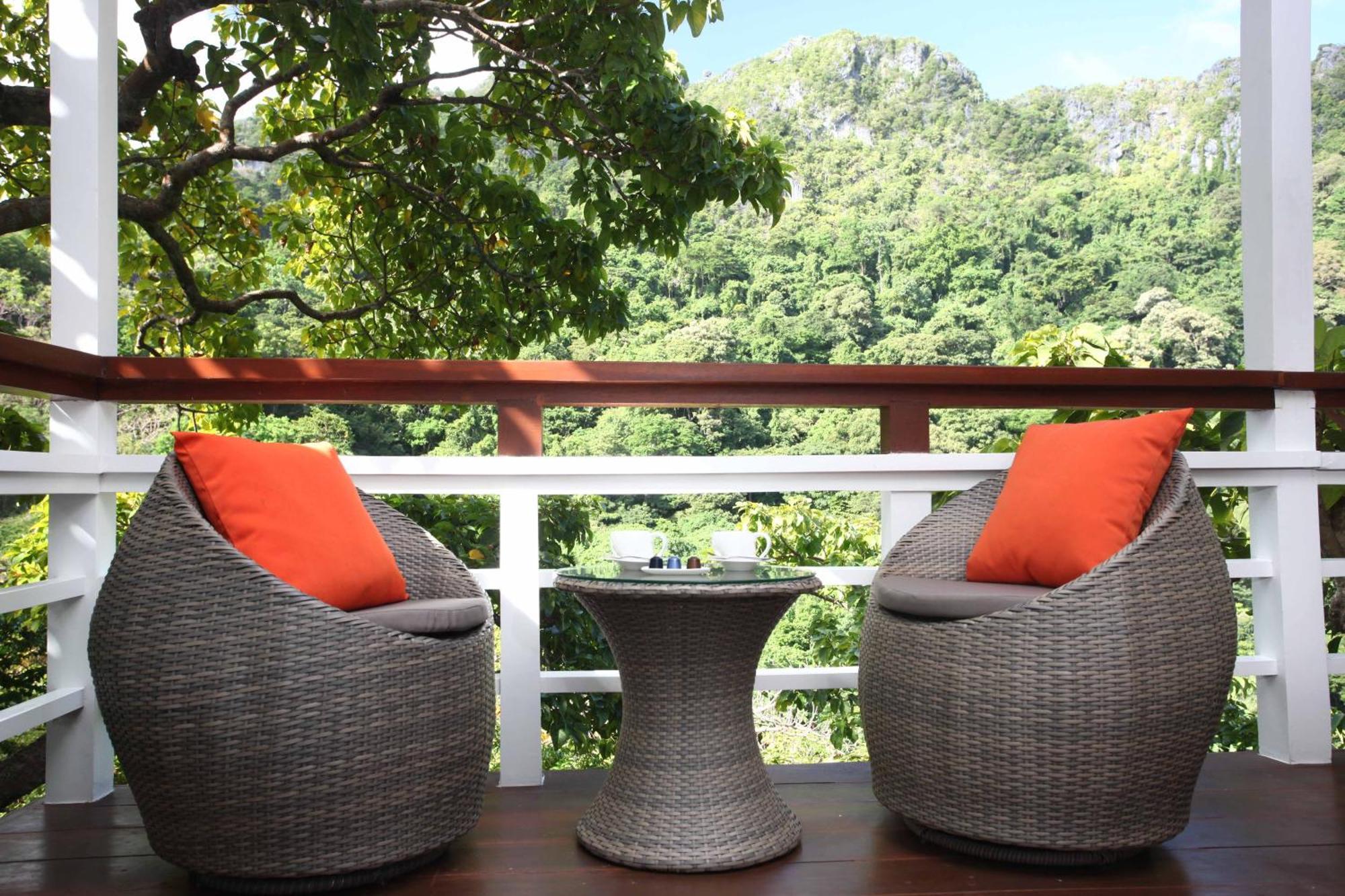 Resort Matinloc Island