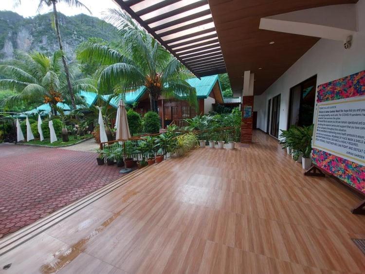 Jurias Garden Hotel 2*