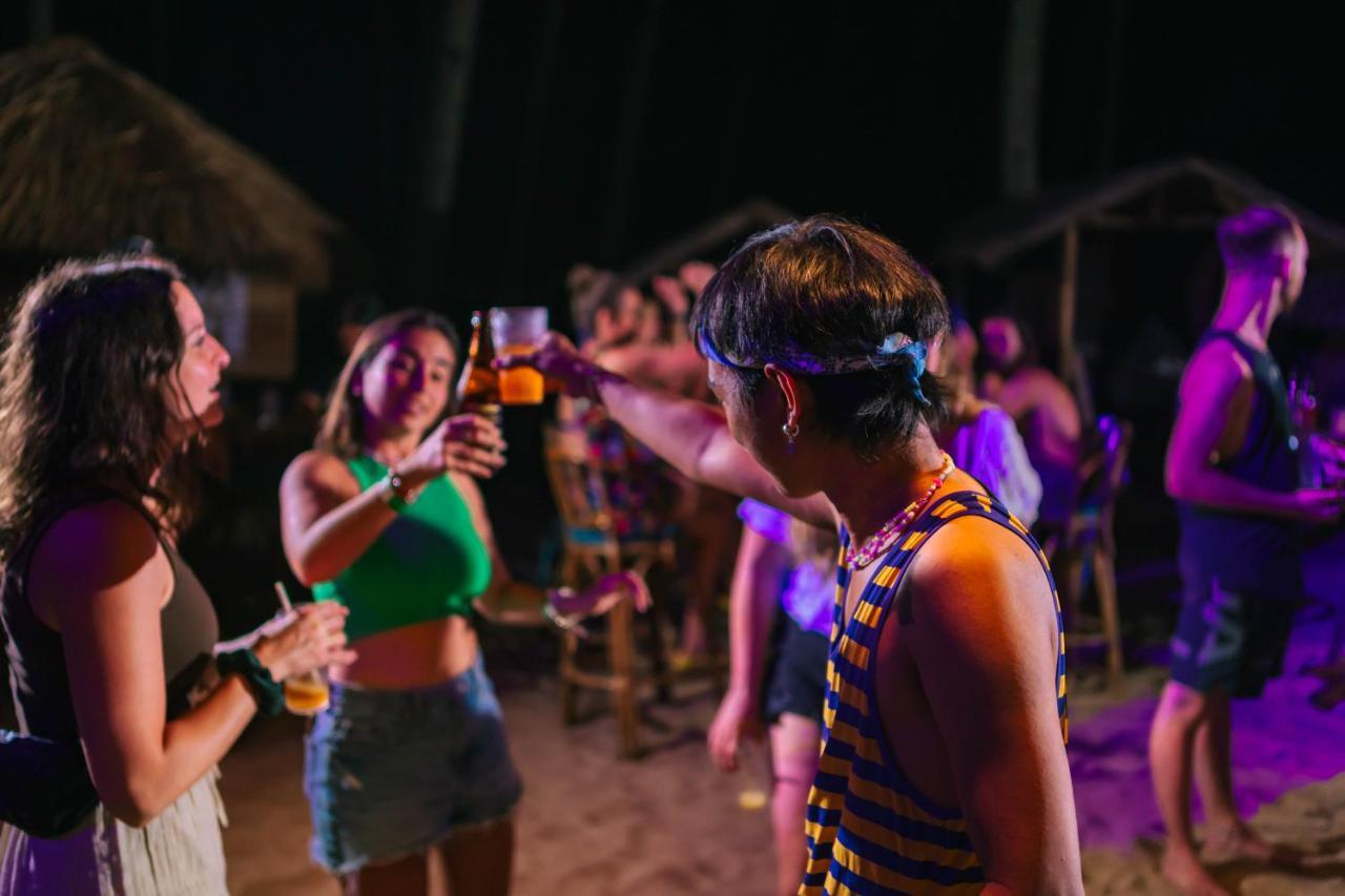Mad Monkey Nacpan (adults Only) Ostello *