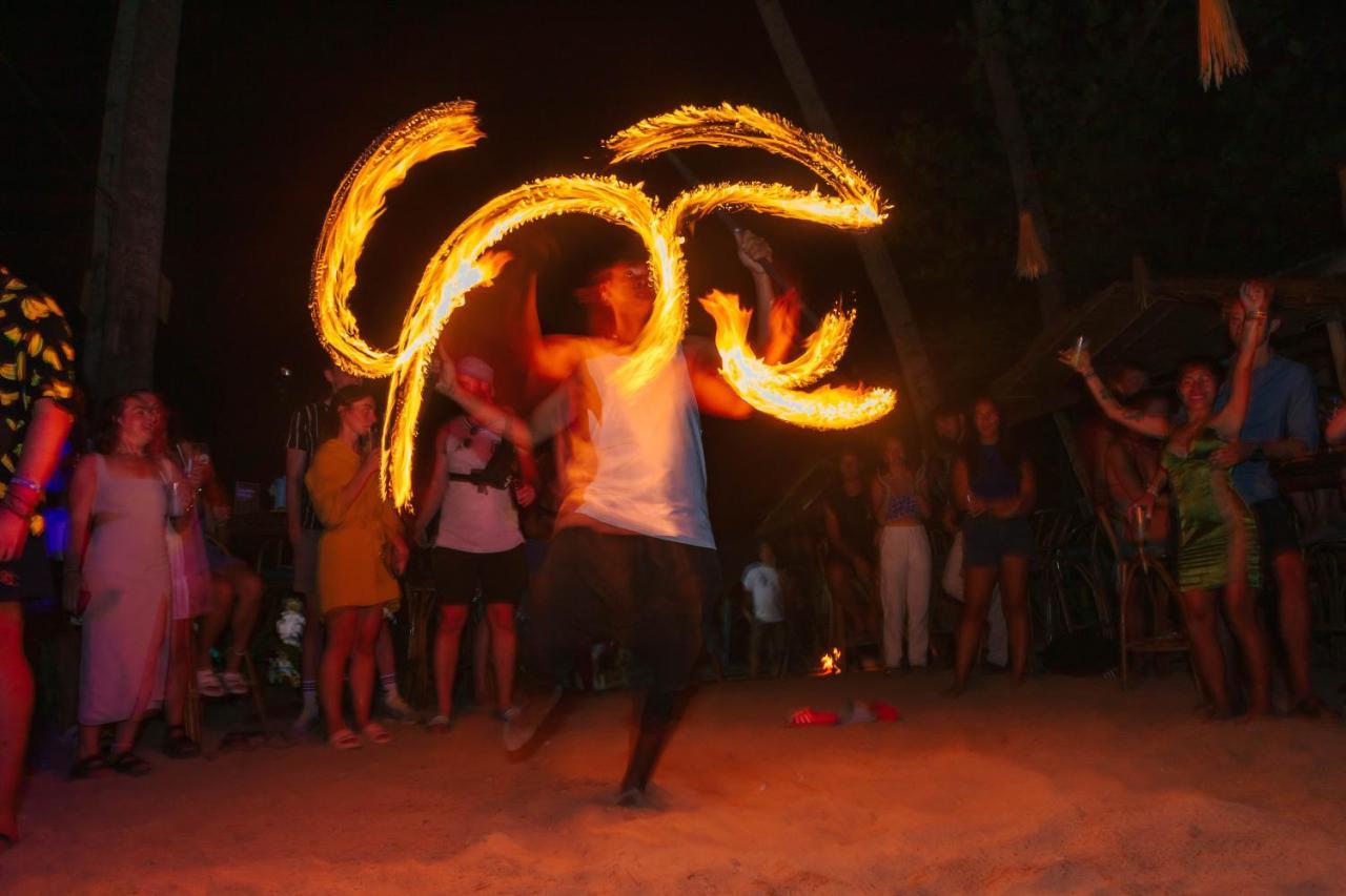 Mad Monkey Nacpan (adults Only)