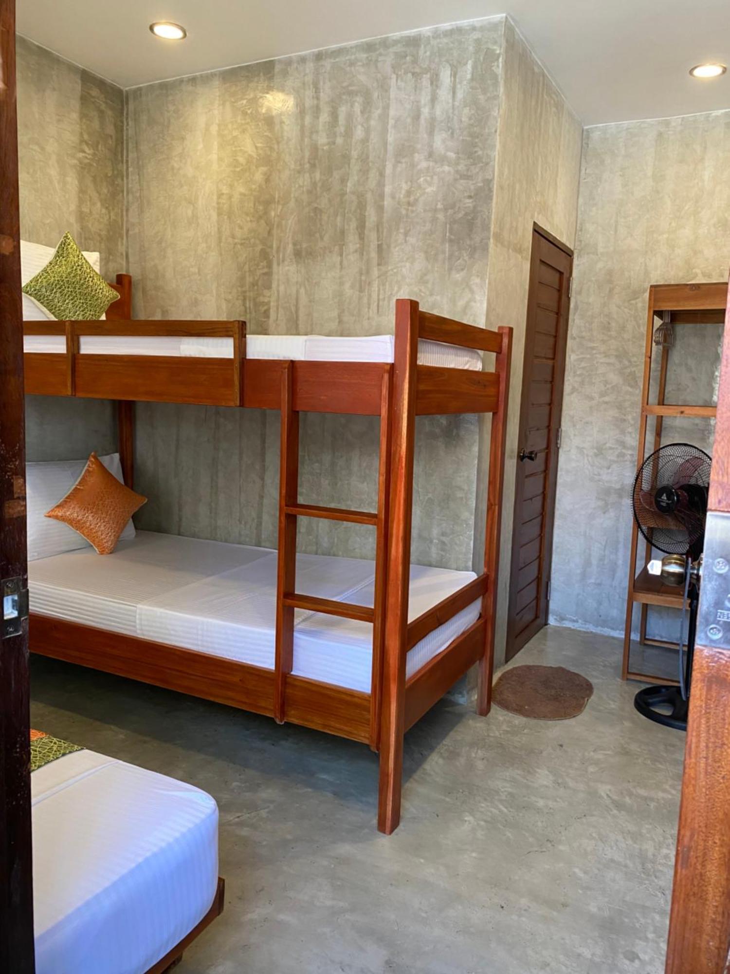Rl Harbor Annex Hotel