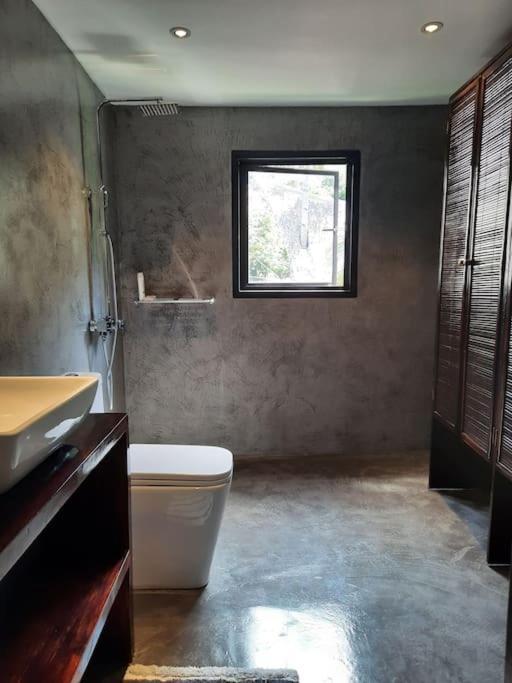 El Nido, Lugadia, Concrete House With Small Garden