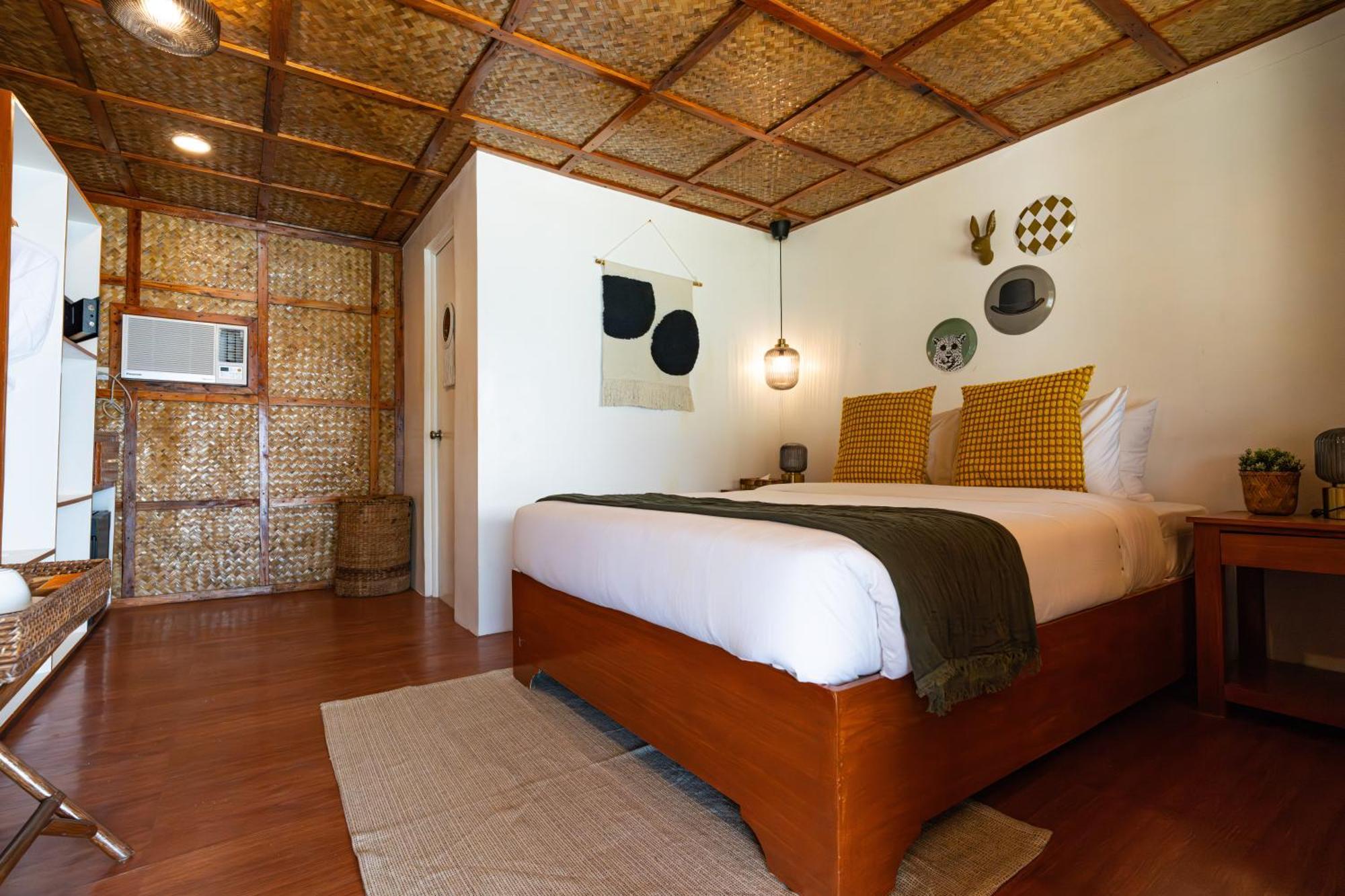 Huts Bed & Breakfast *