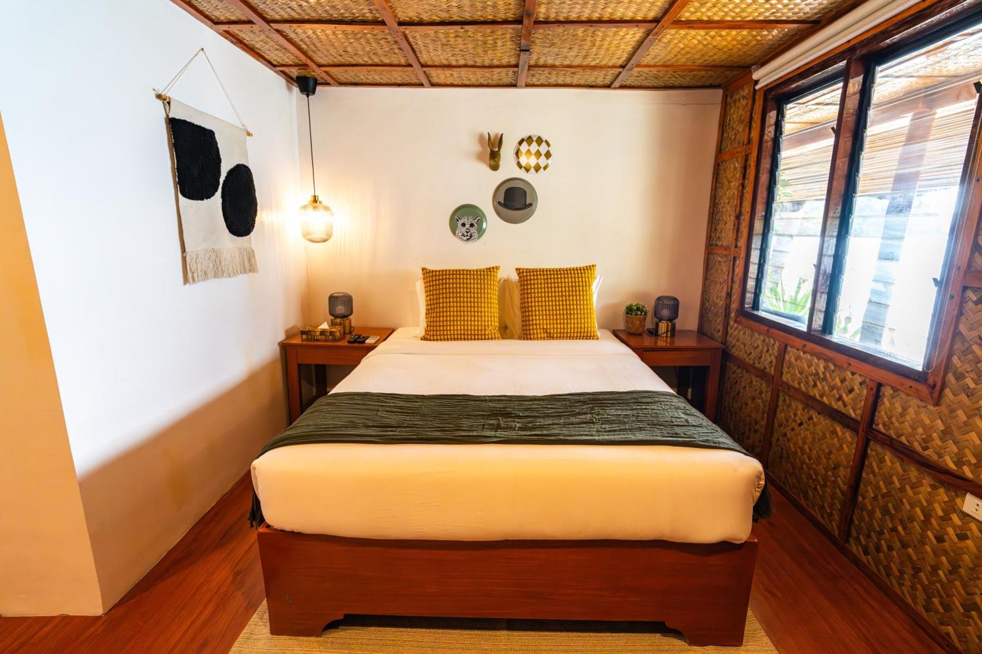 Huts Bed & Breakfast