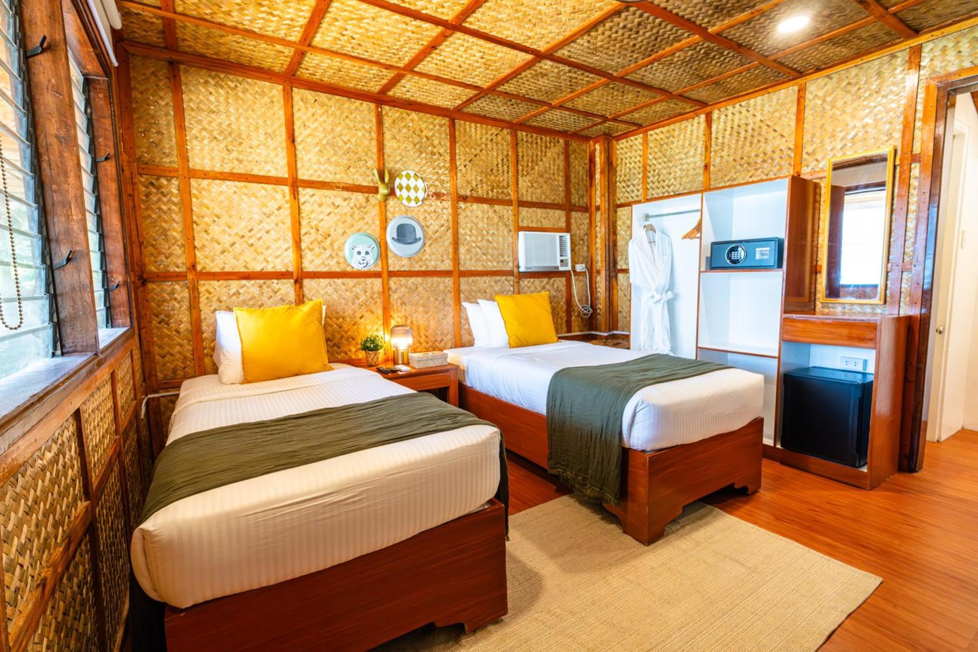 Huts Bed & Breakfast