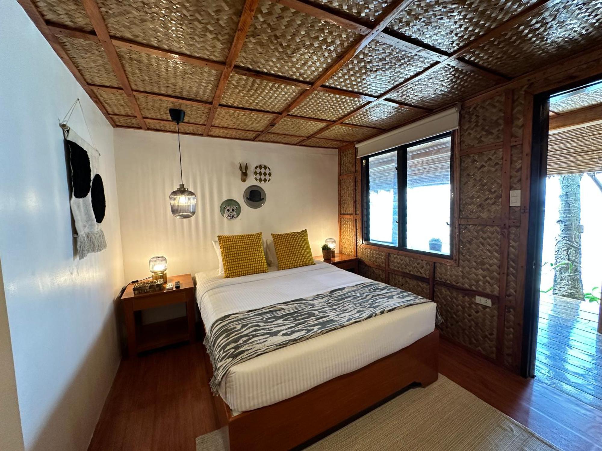 Huts Bed & Breakfast *