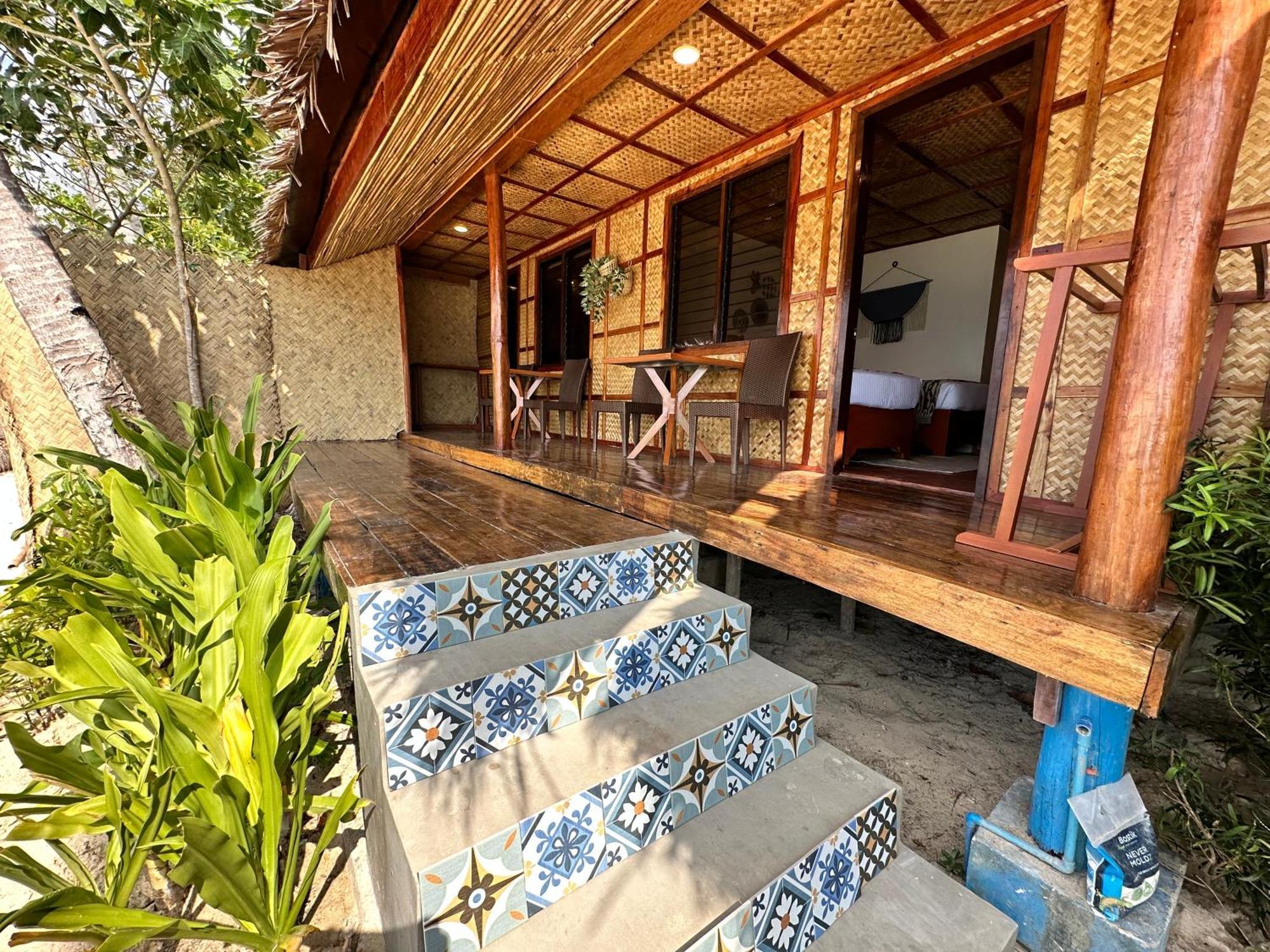 Huts Bed & Breakfast *