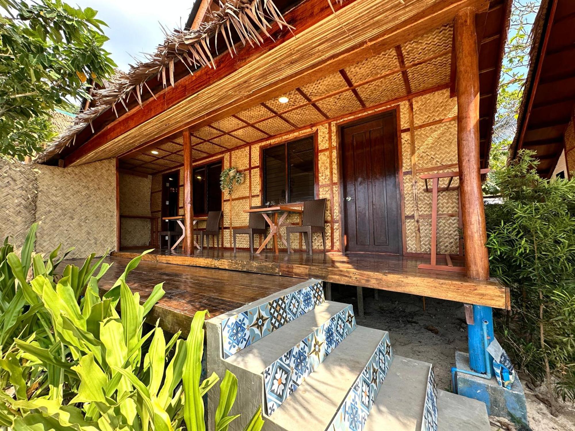 Bed & Breakfast Huts El Nido