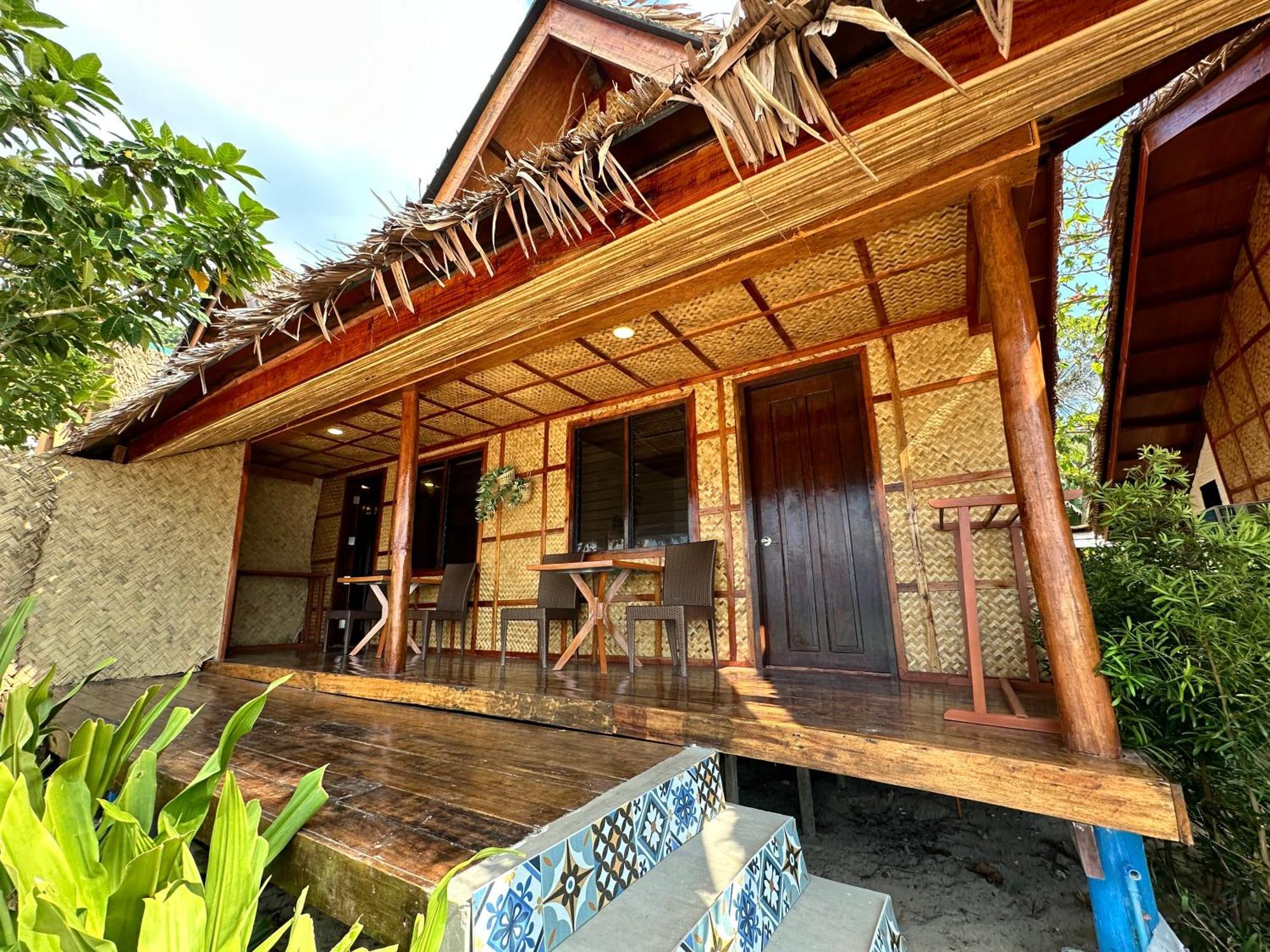Huts Bed & Breakfast