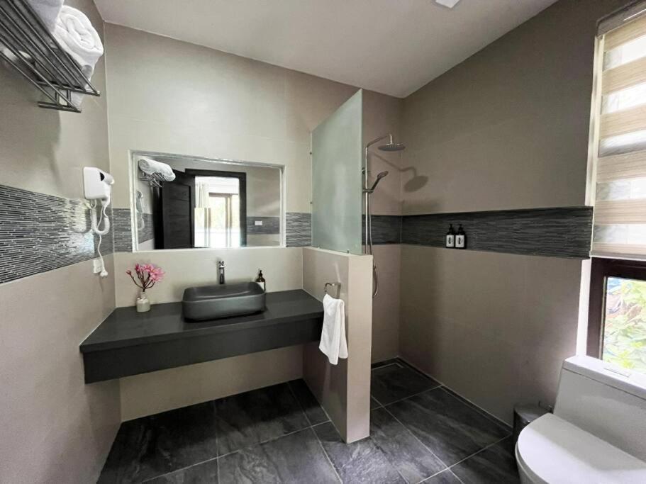 Serene Icaro In Downtown With Cliff View Villa El Nido