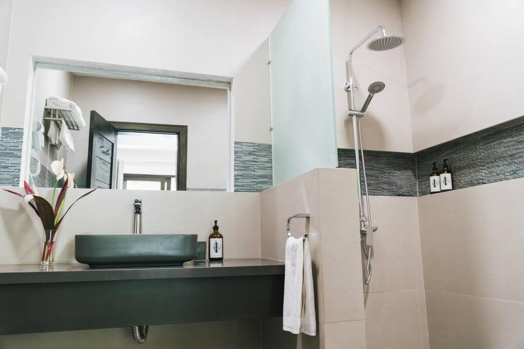 Serene Icaro In Downtown With Cliff View Villa *