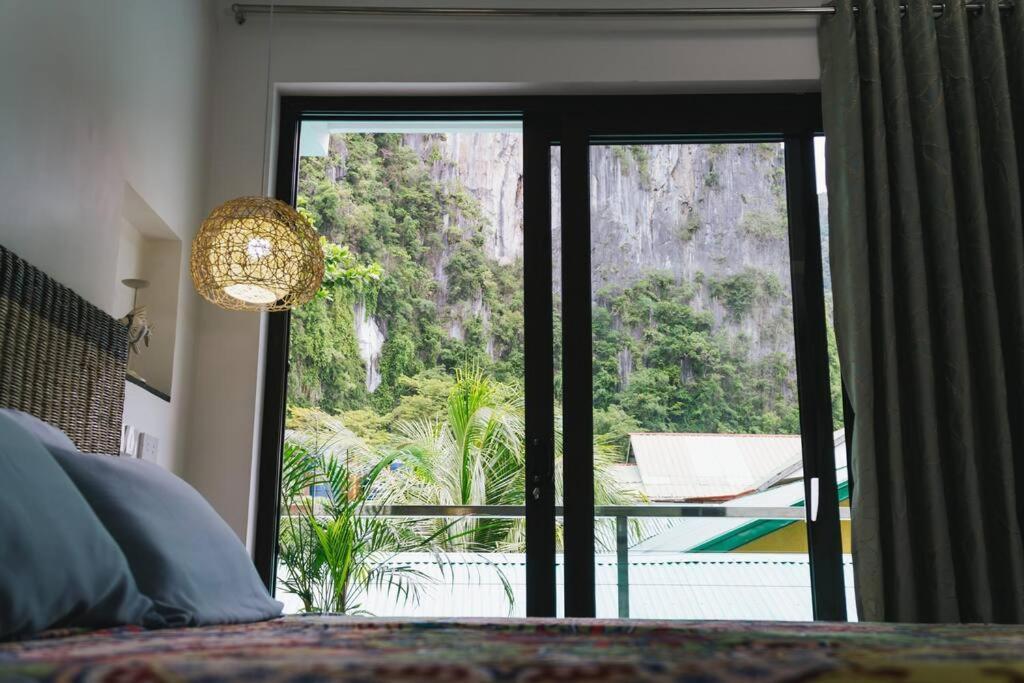 Serene Icaro In Downtown With Cliff View *