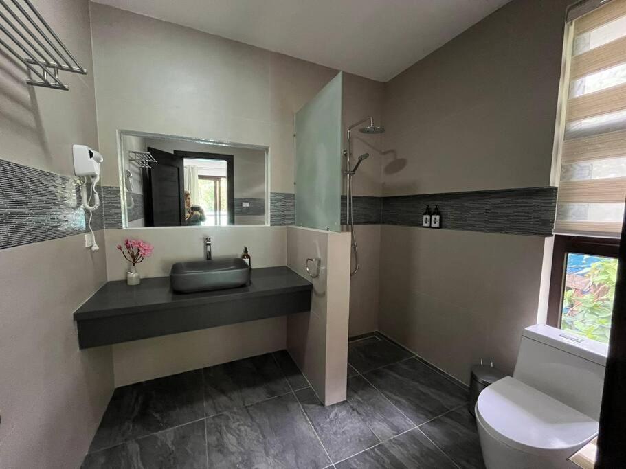 Serene Icaro In Downtown With Cliff View Villa El Nido