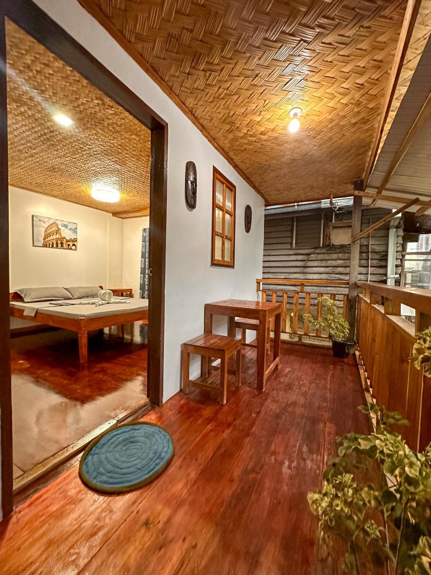 Hangout's Hostel *