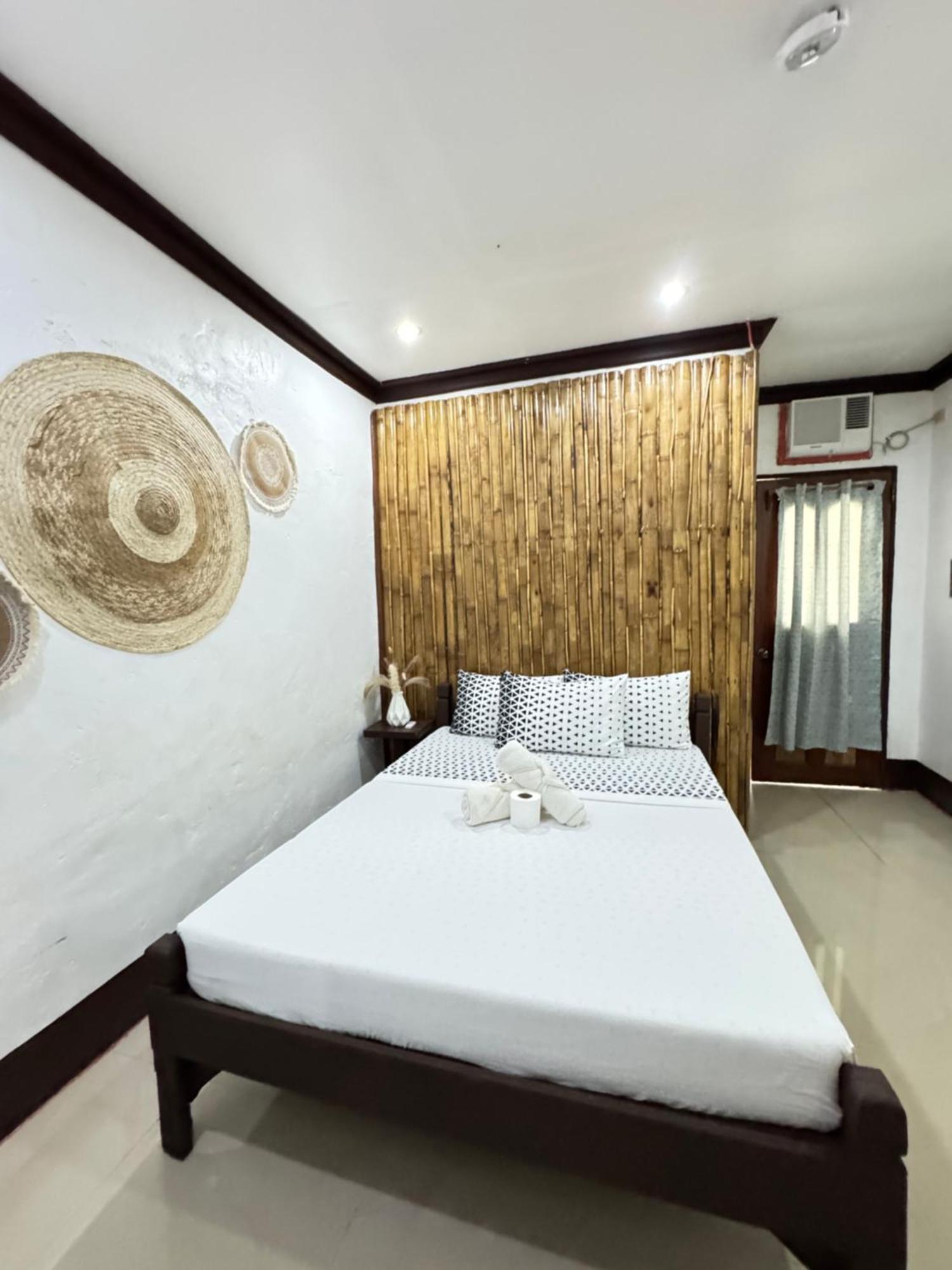 Aquaholik Traveler's Lodge *