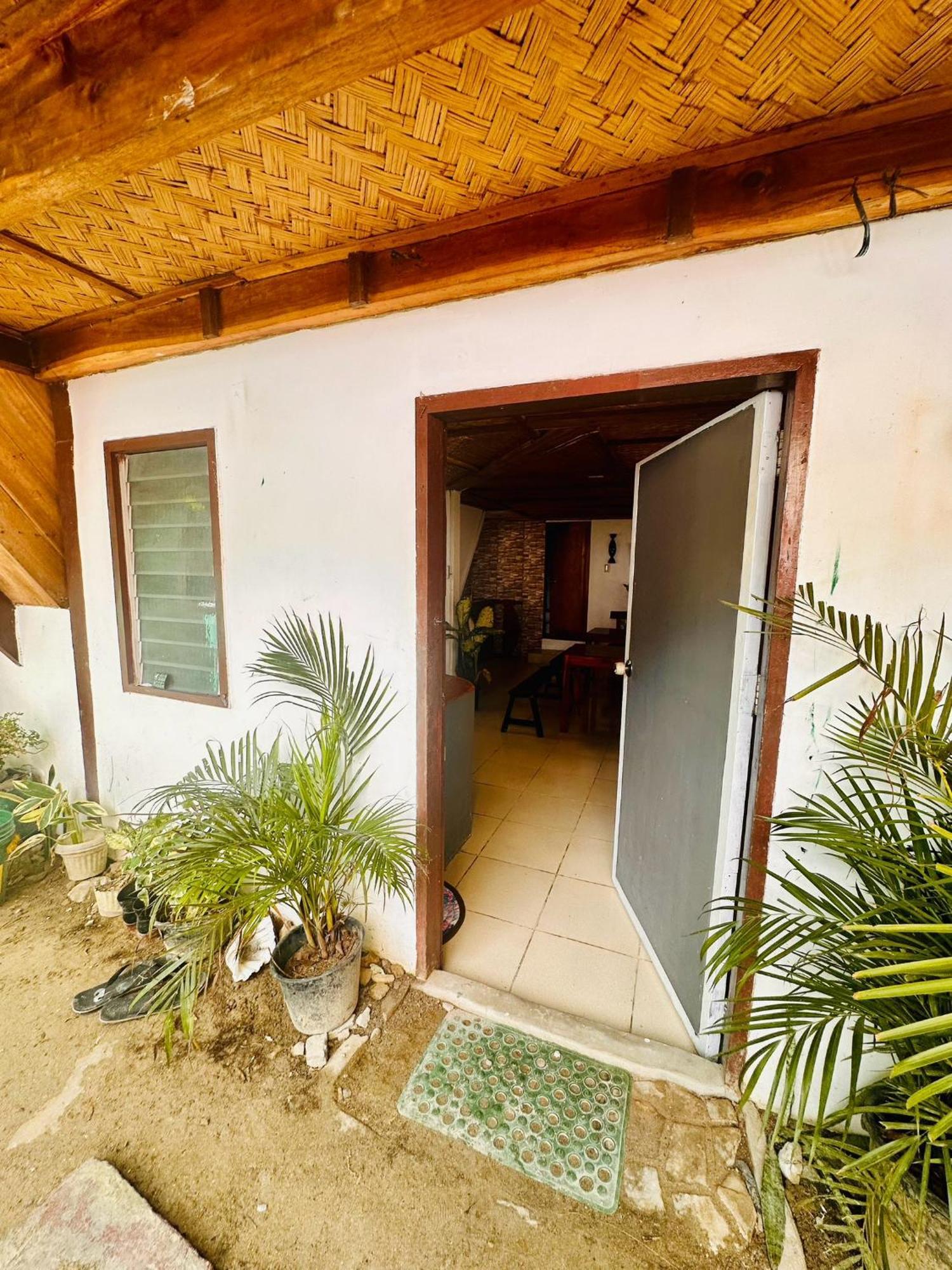 Hangout's Hostel