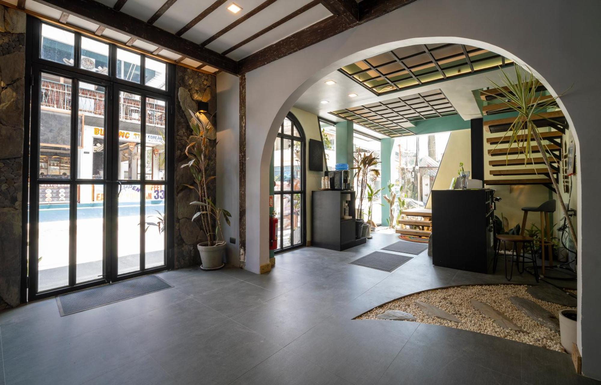 Rockinnest Hotel