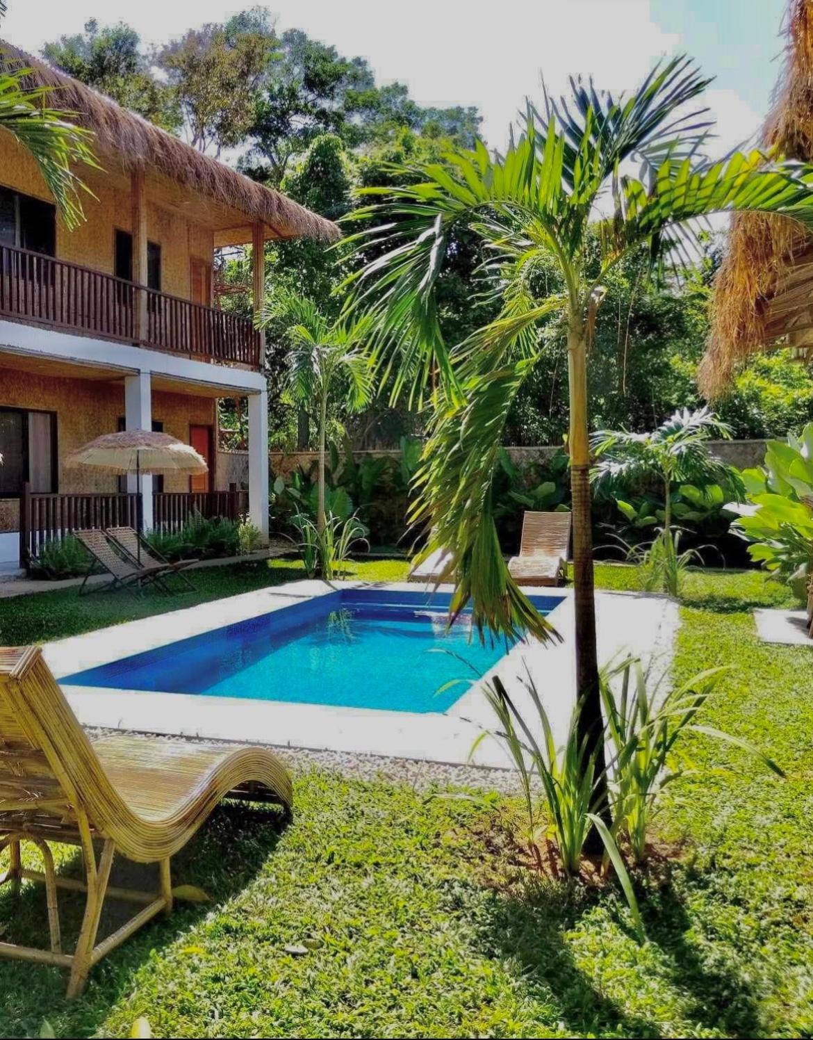 Lolas Hotel *