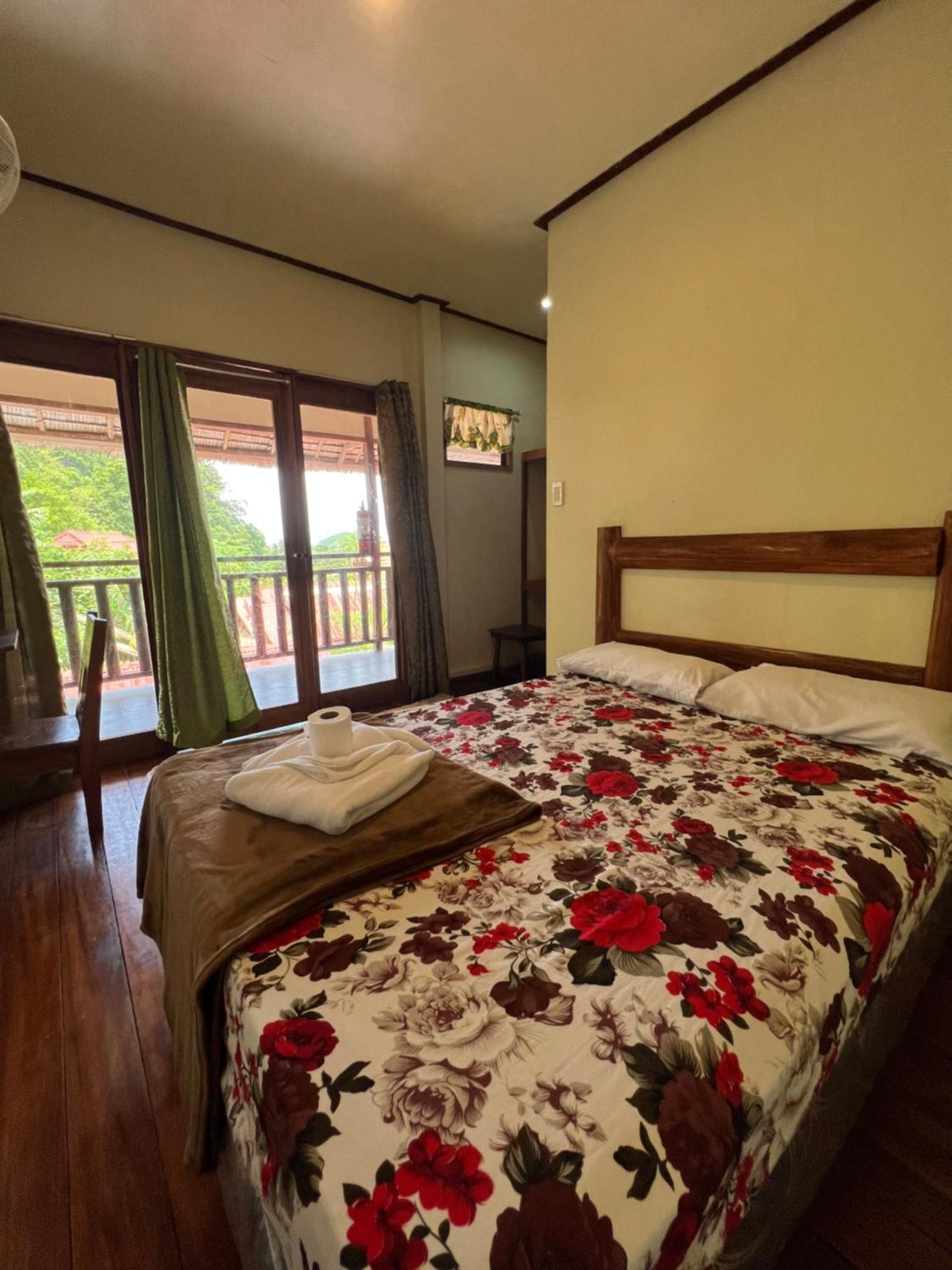 Novie's Tourist 2* El Nido