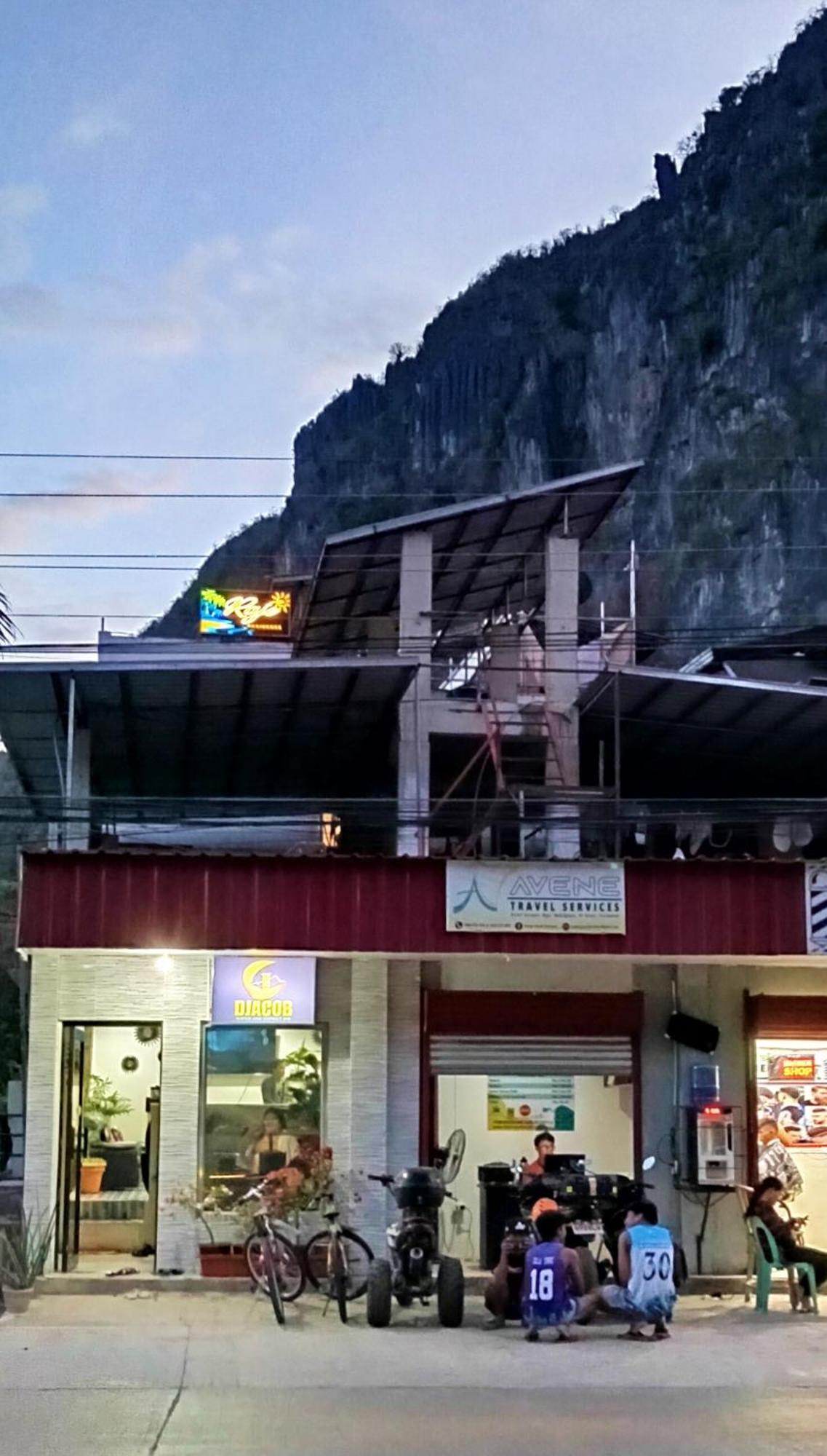C Djacob Haven And Tourist El Nido