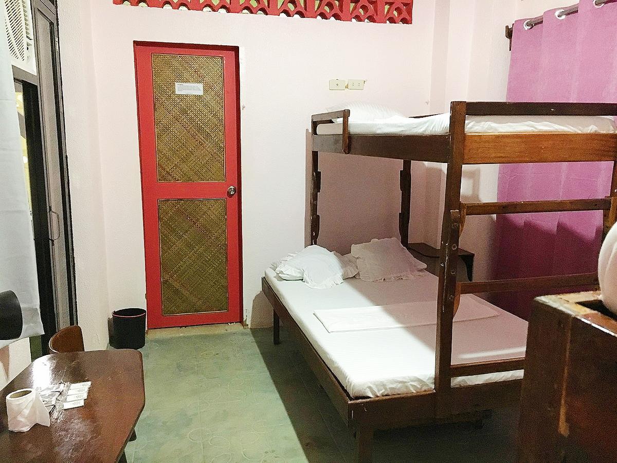 Elternative Hostel *