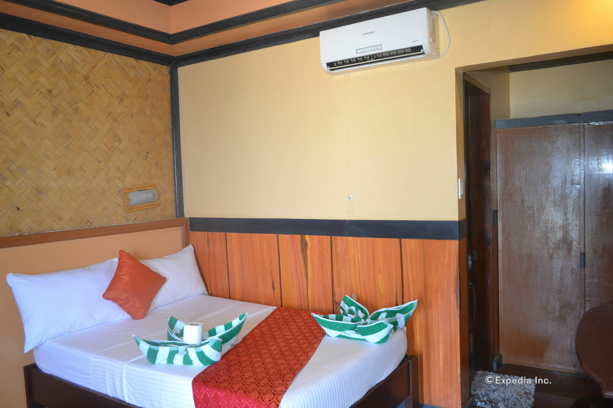 Orange Pearl Beach El Nido